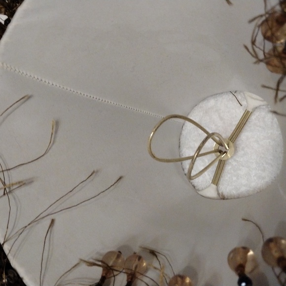 Vintage, small lamp shade measures 6 in across - Picture 3 of 5